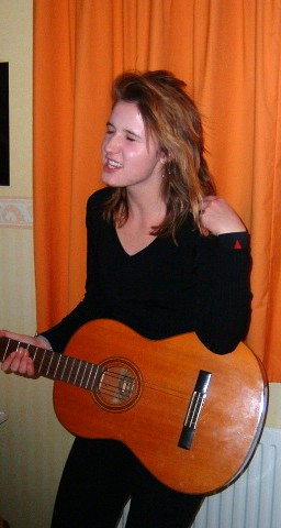 Foto Sanne Gresnigt spelend op de gitaar - 2003